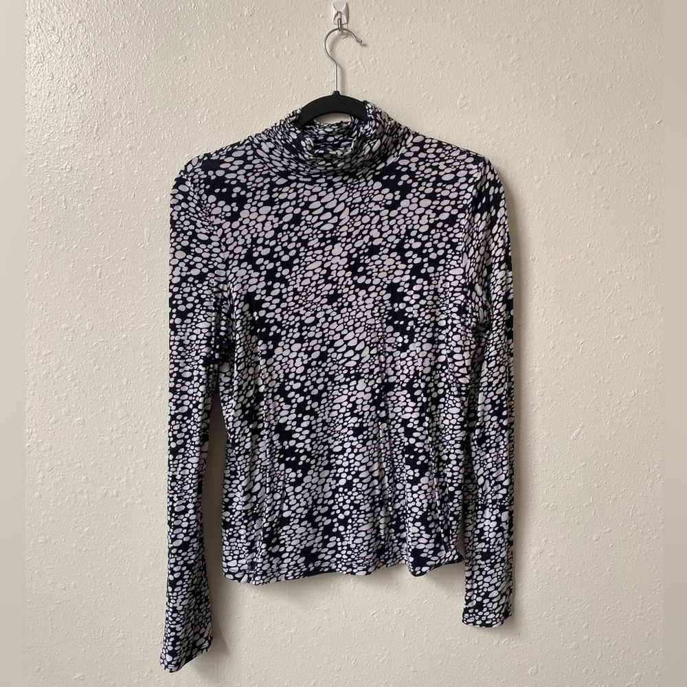 Light weight, spotted turtleneck